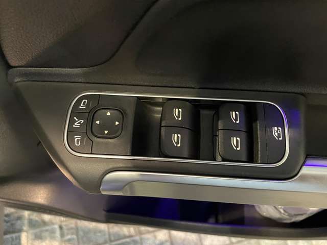 MERCEDES BENZ GLB