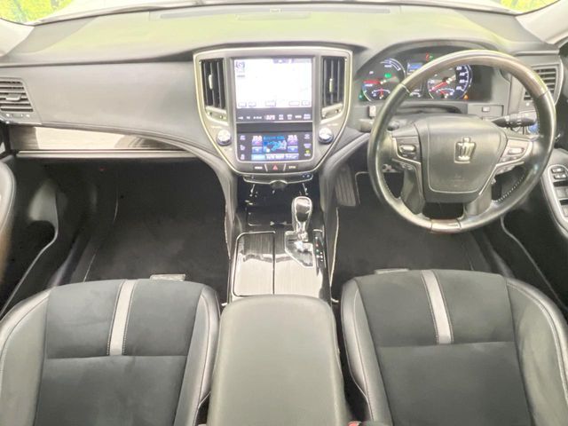 CROWN sedan hybrid
