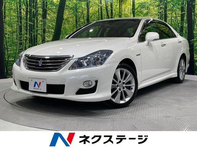 CROWN sedan hybrid
