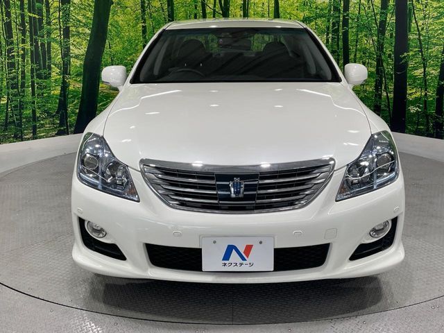 CROWN sedan hybrid
