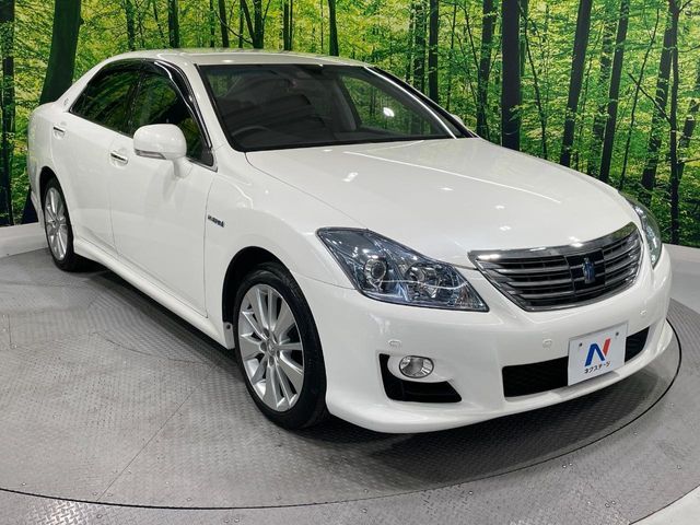 CROWN sedan hybrid
