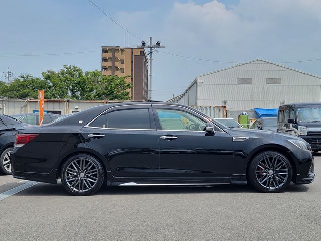 CROWN sedan hybrid