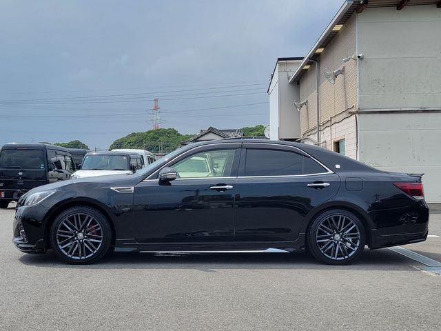 CROWN sedan hybrid