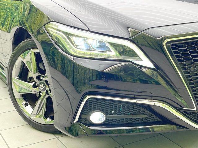 CROWN sedan hybrid