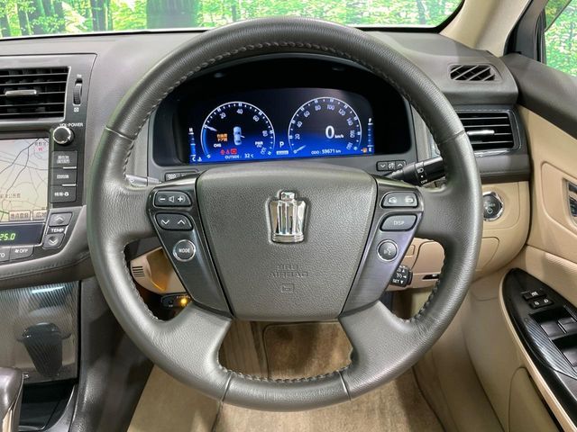 CROWN sedan hybrid