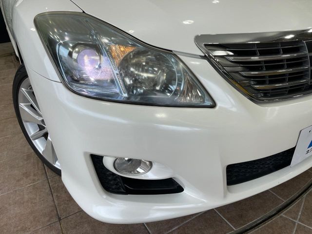 CROWN sedan hybrid