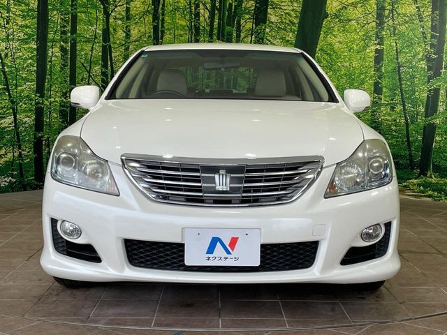 CROWN sedan hybrid