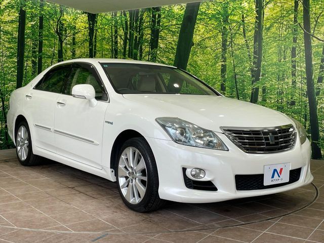 CROWN sedan hybrid