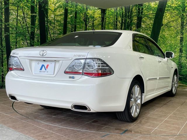 CROWN sedan hybrid