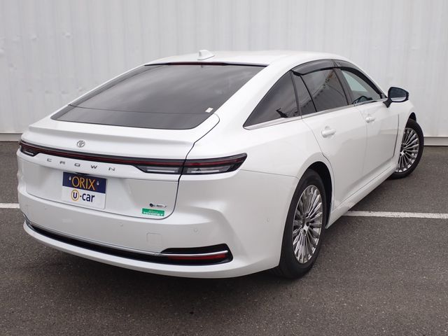 CROWN sedan hybrid