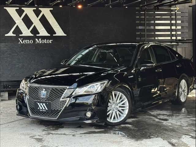 CROWN sedan hybrid