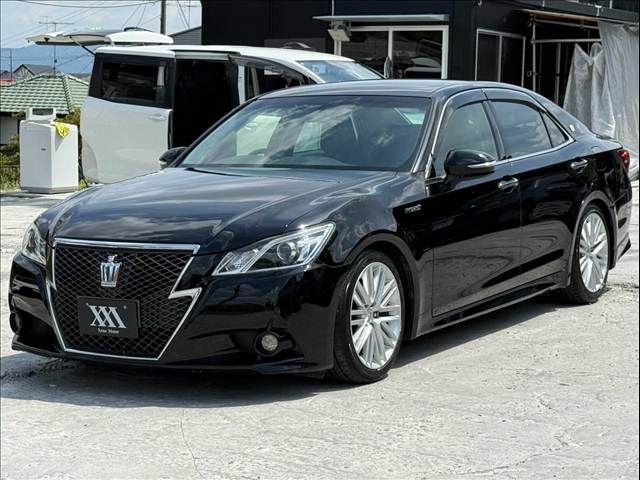 CROWN sedan hybrid