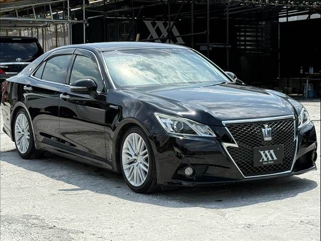 CROWN sedan hybrid