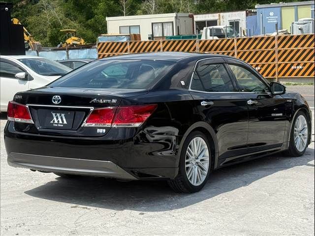 CROWN sedan hybrid