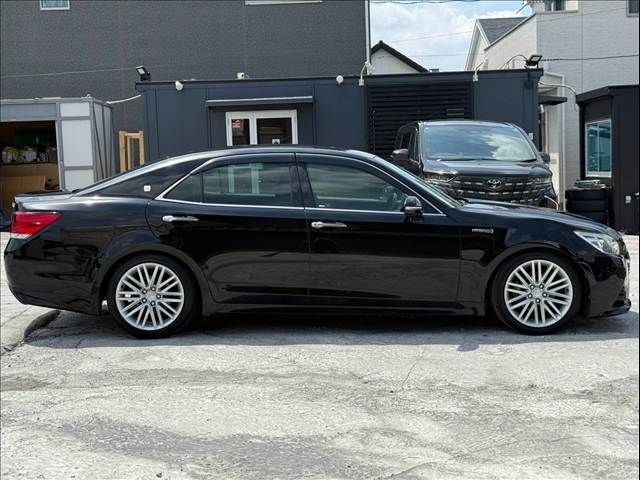 CROWN sedan hybrid