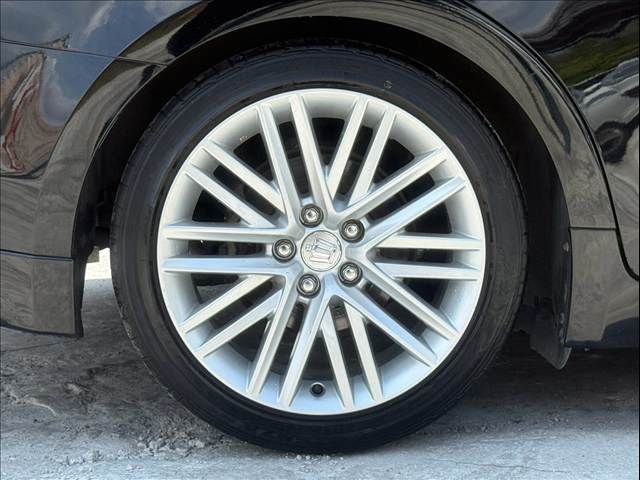 CROWN sedan hybrid