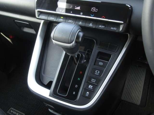 VOXY HYBRID 4WD