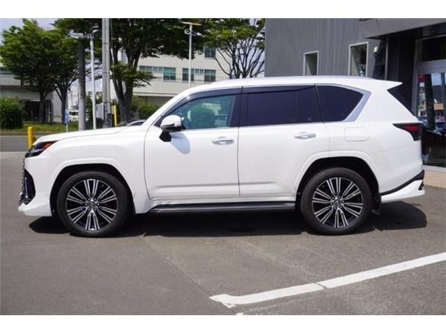 LEXUS LX600