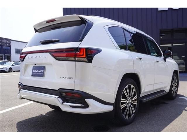 LEXUS LX600