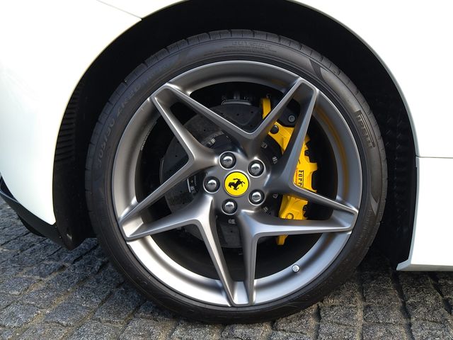 FERRARI F8 Tributo