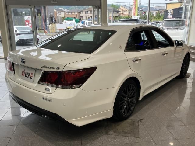 CROWN sedan hybrid