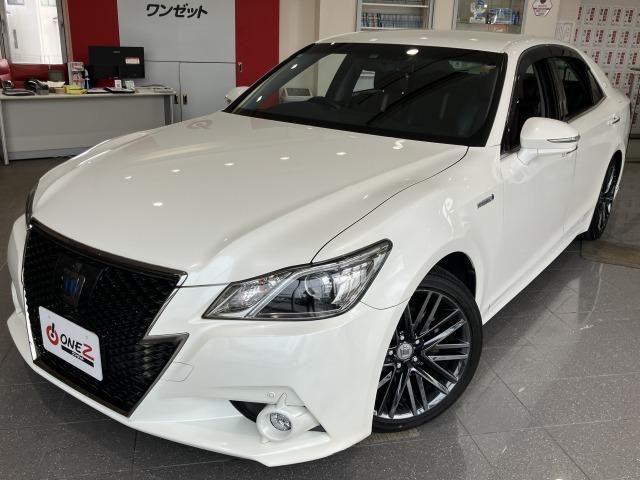 CROWN sedan hybrid