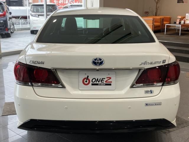CROWN sedan hybrid
