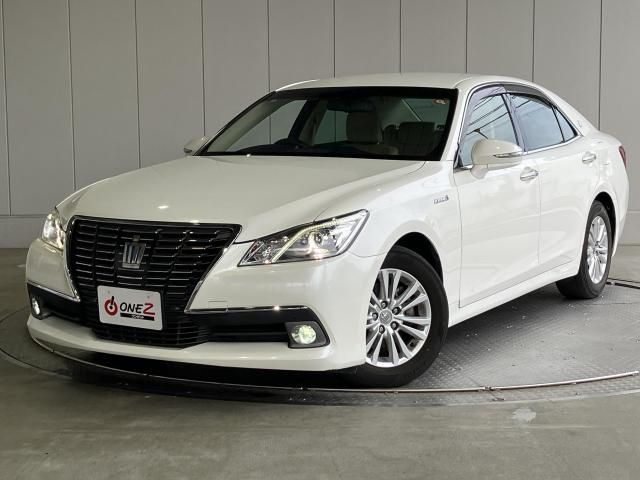 CROWN sedan hybrid
