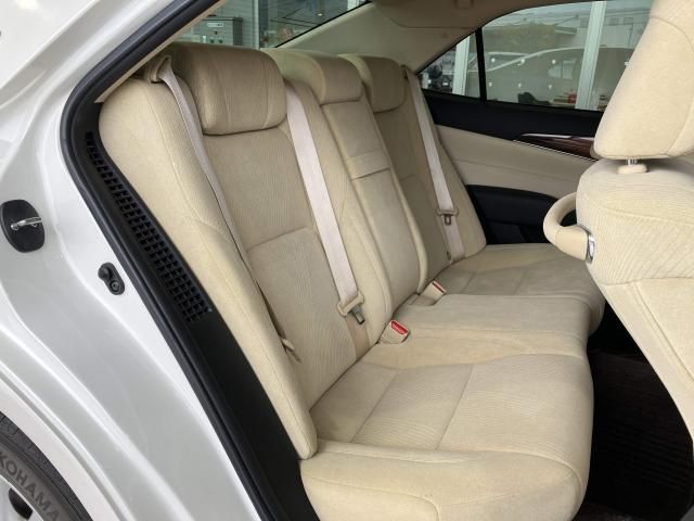 CROWN sedan hybrid