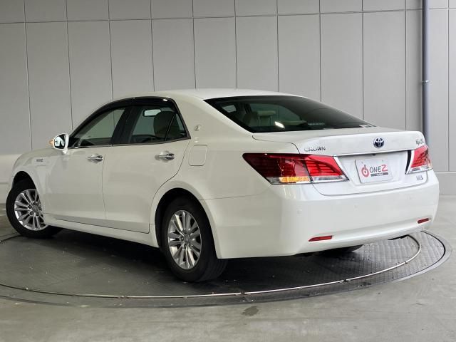 CROWN sedan hybrid