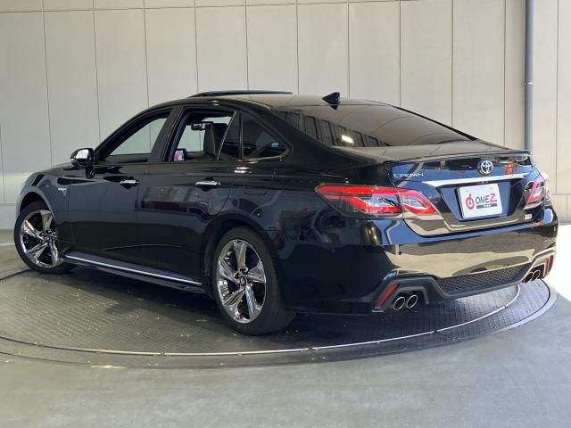 CROWN sedan hybrid