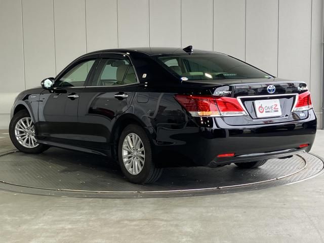 CROWN sedan hybrid