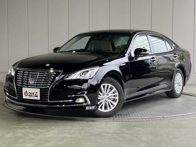 CROWN sedan hybrid