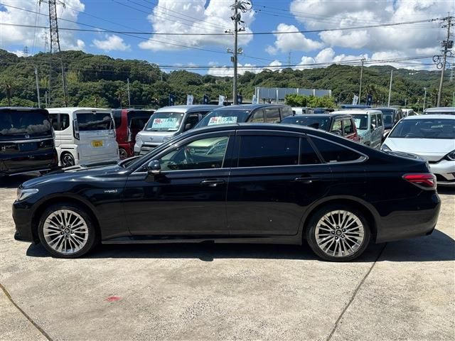 CROWN sedan hybrid