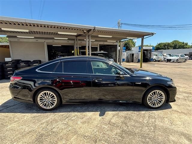 CROWN sedan hybrid