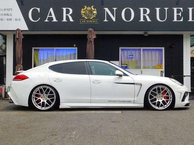 PORSCHE PANAMERA