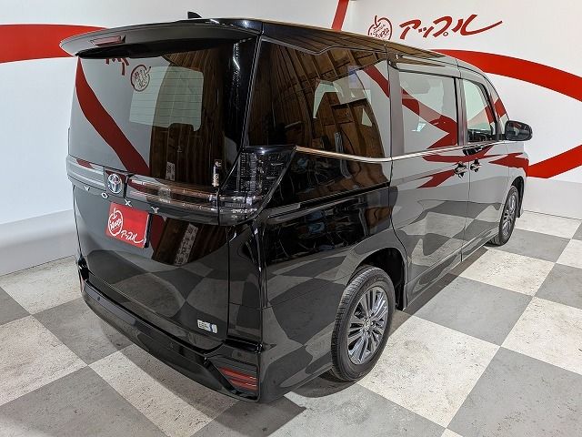 VOXY HYBRID 4WD