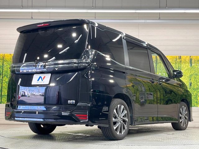 VOXY HYBRID