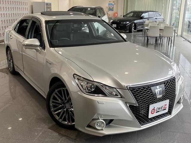 CROWN sedan hybrid