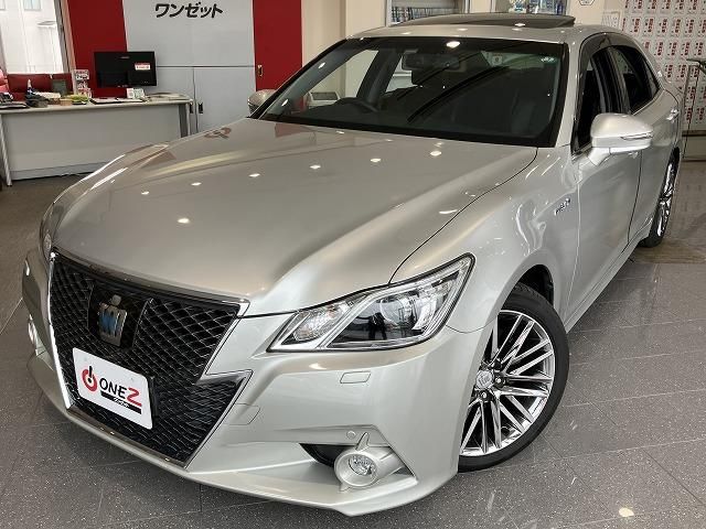 CROWN sedan hybrid