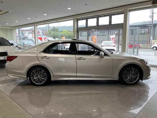 CROWN sedan hybrid