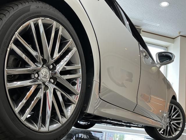 CROWN sedan hybrid