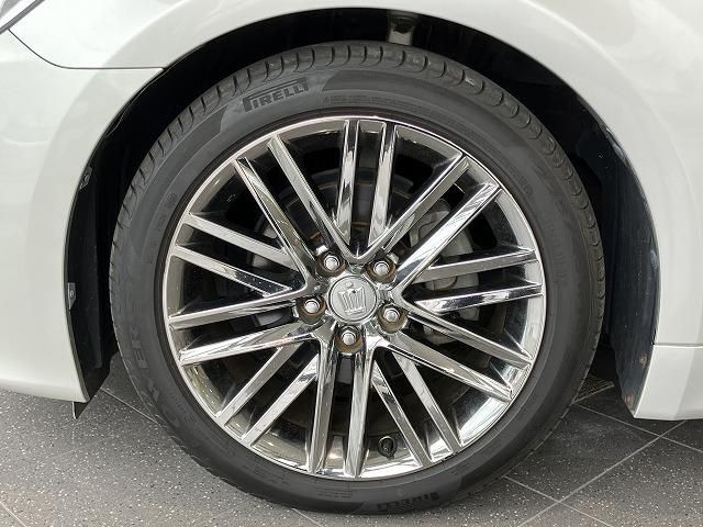 CROWN sedan hybrid