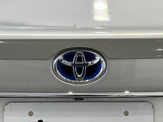 CROWN sedan hybrid