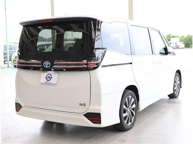 VOXY HYBRID