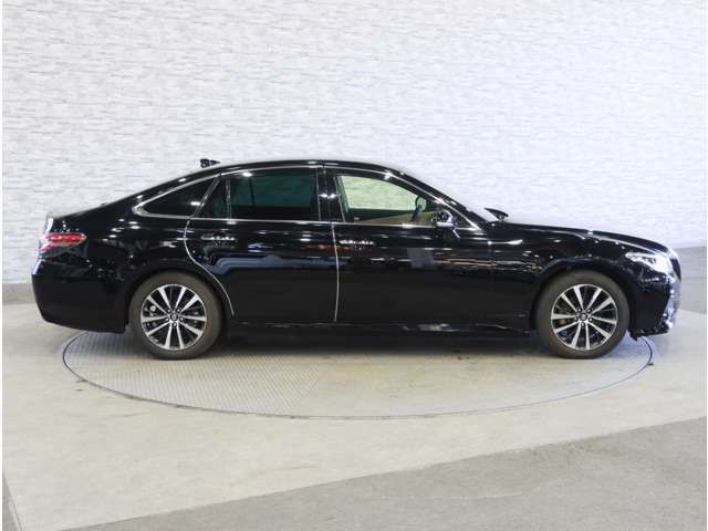 CROWN sedan hybrid