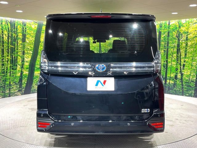 VOXY HYBRID