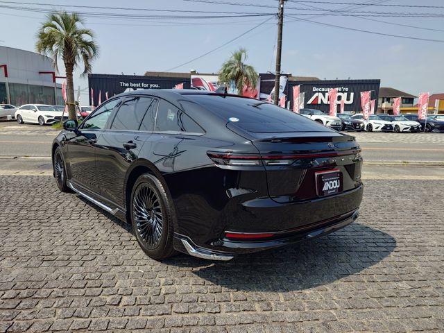 CROWN sedan hybrid