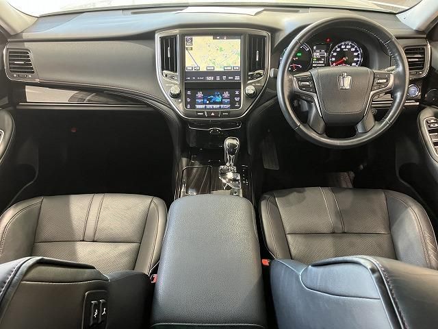 CROWN sedan hybrid