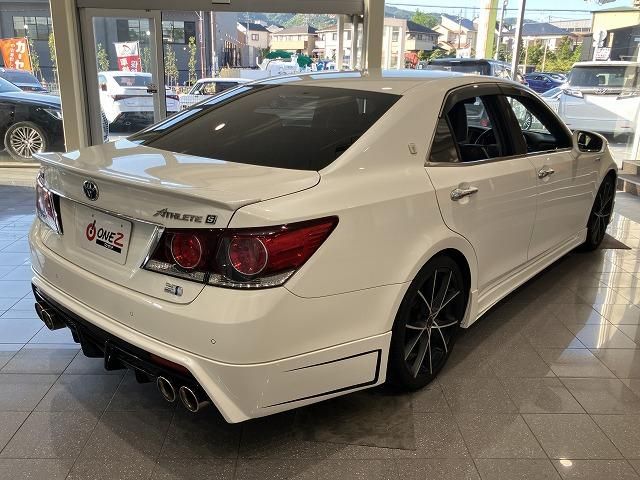 CROWN sedan hybrid